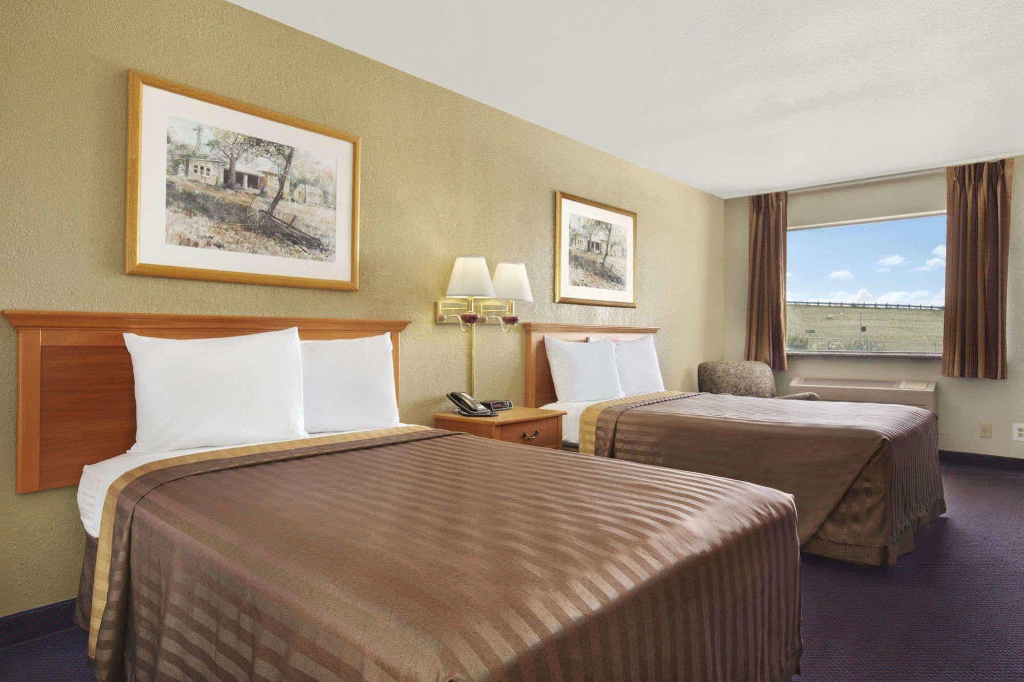 Quality Inn I-10 East Near Frost Bank Center San Antonio Exterior photo